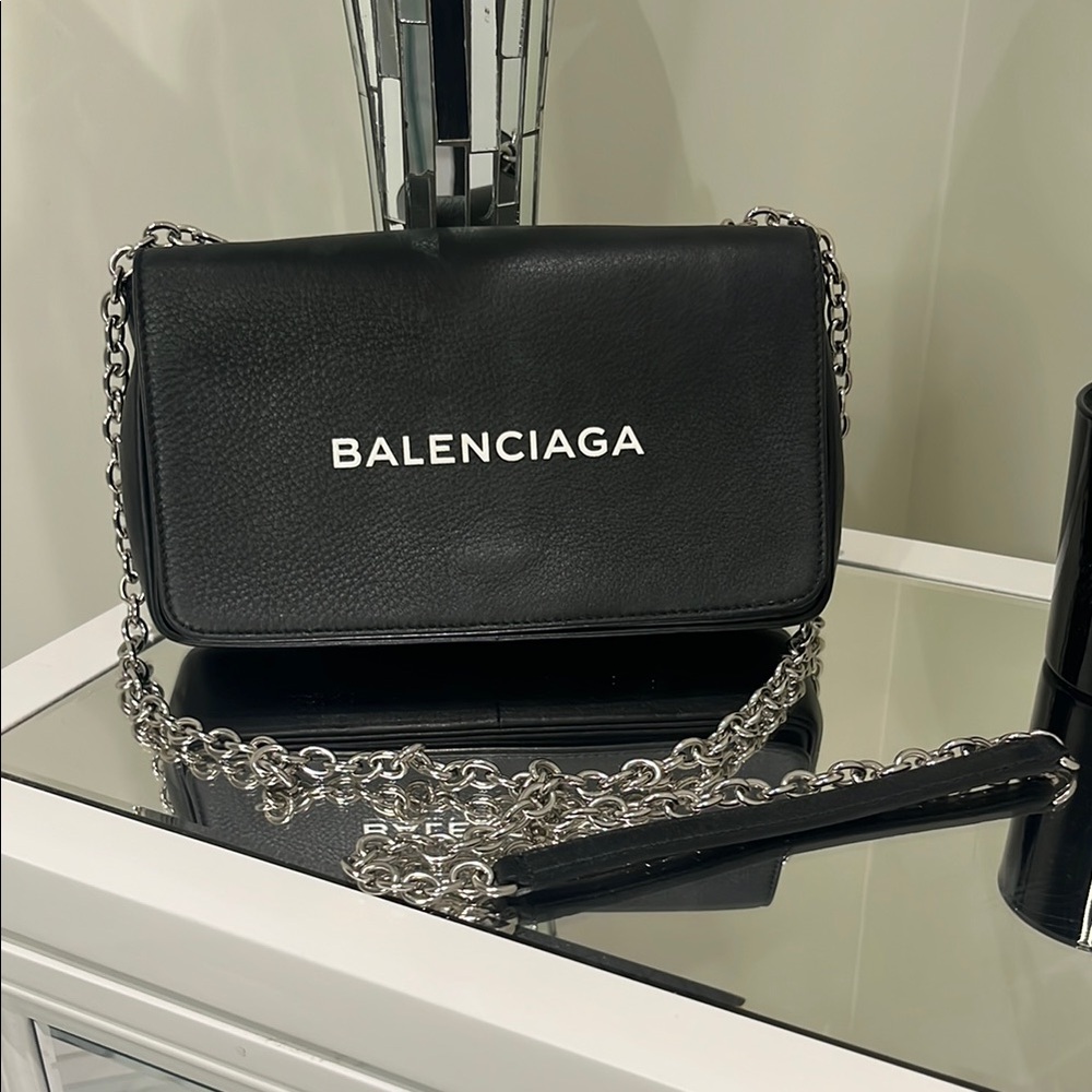 SOLD ✨BALENCIAGA Pebbled Calfskin Everyday Handbag - Picture 1 of 8